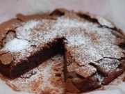 NAJLAKŠI MOGUĆI RECEPT: Napravite čokoladni kolač od samo dva sastojka!