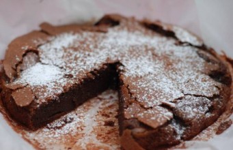 NAJLAKŠI MOGUĆI RECEPT: Napravite čokoladni kolač od samo dva sastojka!