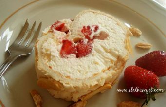 PAVLOVA ROLADA S JAGODAMA: Kad tražite nešto lagano, jednostavno i jako fino Pavlova rolada s jagodama