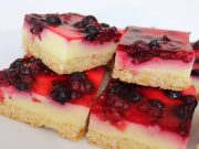 LAGAN I OSVJEŽAVAJUĆI: Kolač s kiselim vrhnjem i šumskim voćem Kolač s kiselim vrhnjem i šumskim voćem