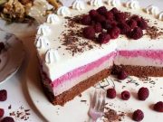 ČOKOLADNA TORTA SA ŠUMSKIM VOĆEM: Trobojna ljepotica, lagana i izuzetno kremasta Čokoladna torta sa šumskim voćem