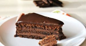 JEDNOSTAVNA, A TROSTRUKO ČOKOLADNA: Fantastična torta koju morate probati! Trostruko čokoladna torta