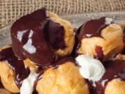 PROFITEROLI: Fine krafnice punjene sočnim kremom i prelivene čokoladom PROFITEROLI: Fine krafnice punjene sočnim kremom i prelivene čokoladom