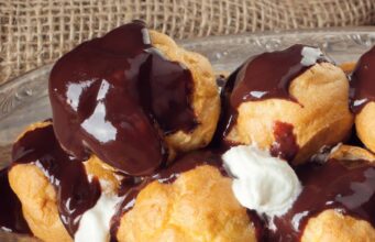 PROFITEROLI: Fine krafnice punjene sočnim kremom i prelivene čokoladom PROFITEROLI: Fine krafnice punjene sočnim kremom i prelivene čokoladom