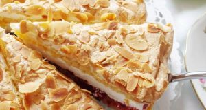 Torta s bademima i višnjama