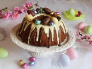 FANTASTIČAN KUGLOF od griza i malina, preliven mliječnom i bijelom čokoladom… Uskrsni kuglof s grizom i malinama