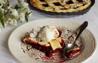 PITA S TREŠNJAMA: Sočna i prhka, savršena u kombinaciji sa sladoledom do vanilije Pita s trešnjama