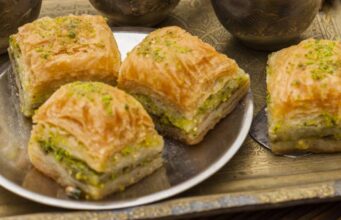 BAKLAVA S PISTACIJAMA: Popularni orijentalni kolač u malo drugačijem izdanju BAKLAVA S PISTACIJAMA: Popularni orijentalni kolač u malo drugačijem izdanju