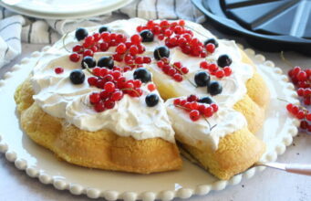LJETNI VOĆNI KOLAČ: Pahuljasti biskvit, puding, šlag i bobičasto voće – savršena kombinacija!
